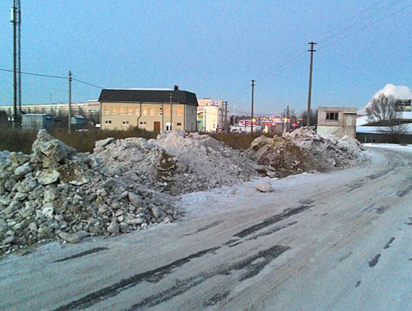 Власти Волжского сами разрушают новую дорогу, устроив рядом свалку грязного снега