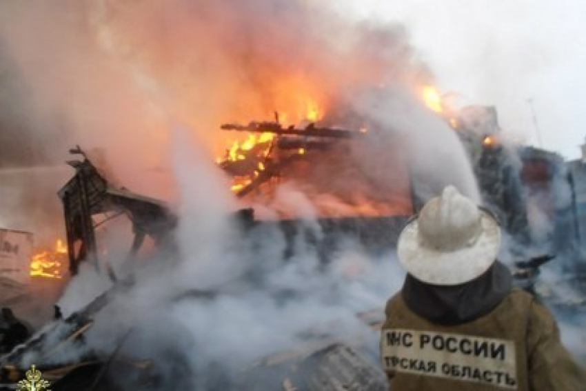Замыкание привело к сильному пожару в Волжском