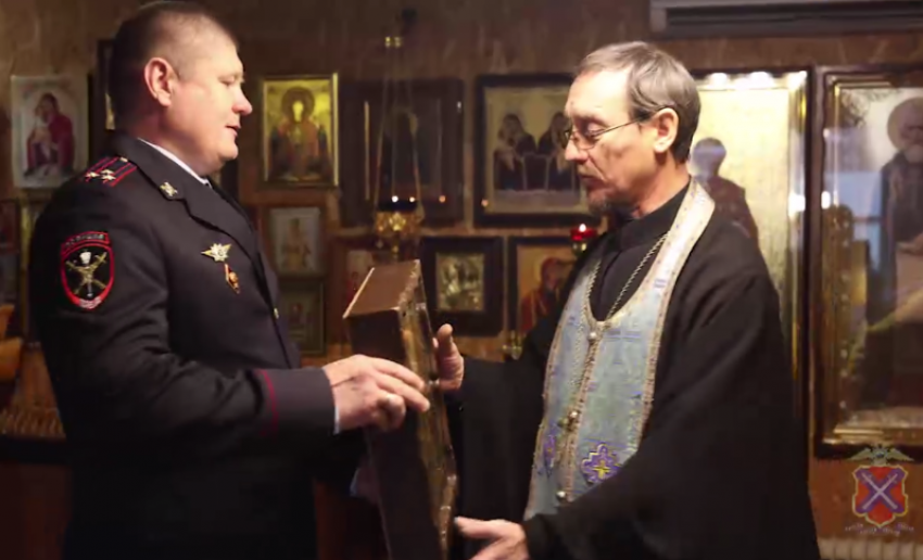 Волгоградские полицейские вернули похищенные святыни в храм