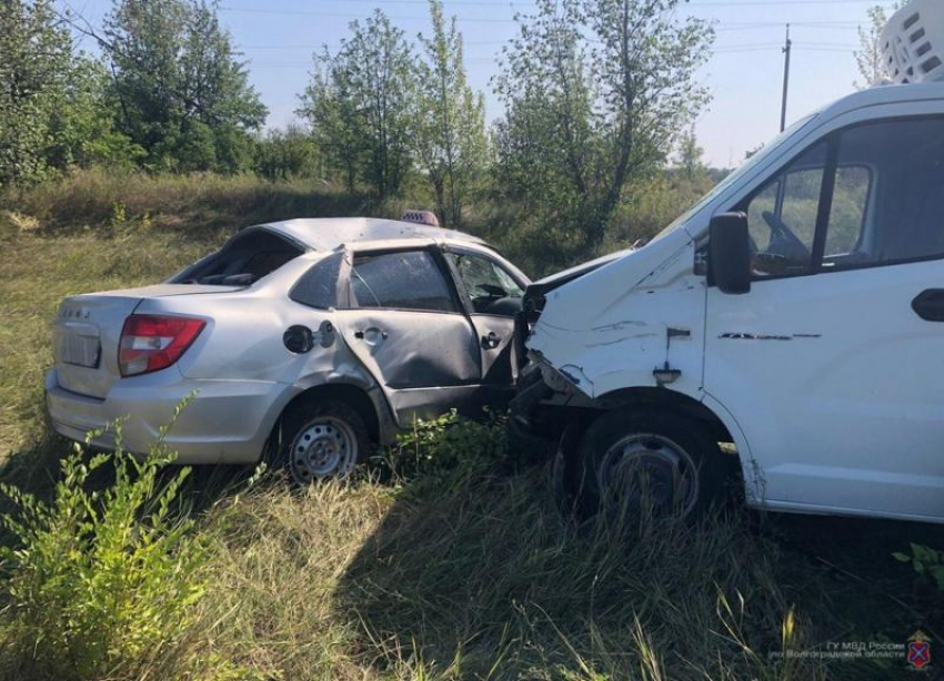 20-летнего таксиста госпитализировали после аварии на трассе в Волгоградской области