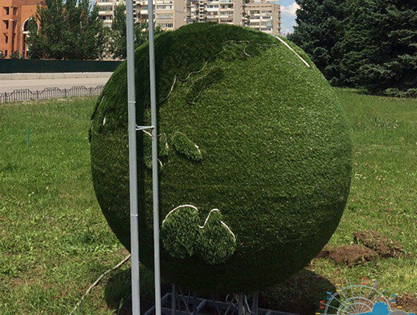 Новый арт-объект в виде земного шара установили на площади Ленина в Волжском 