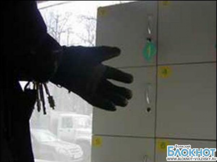В Волжском ограбили ячейку камеры хранения в магазине