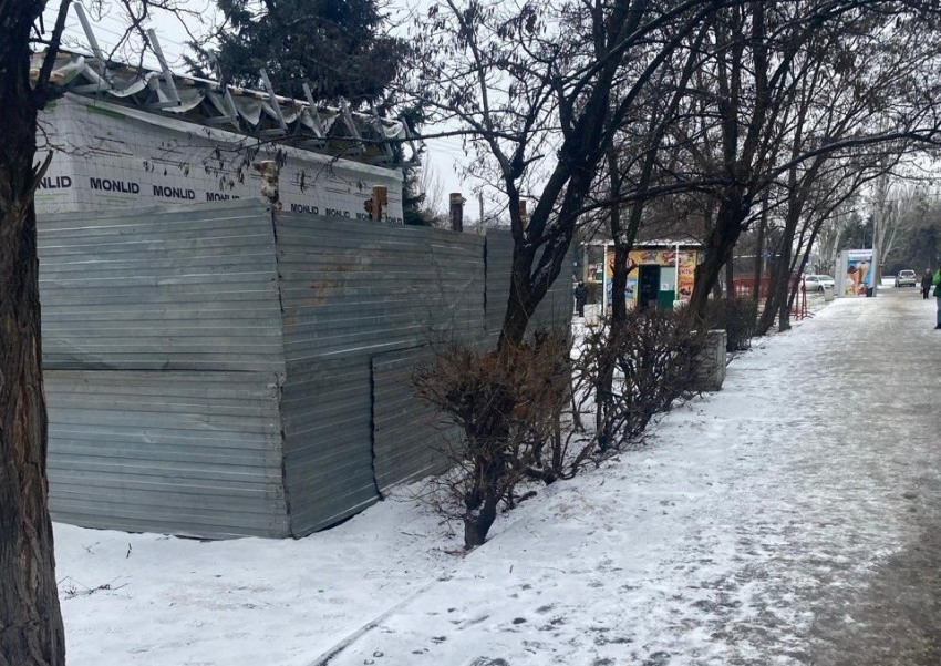 В Волжском уже год ищут собственника стройки у остановки