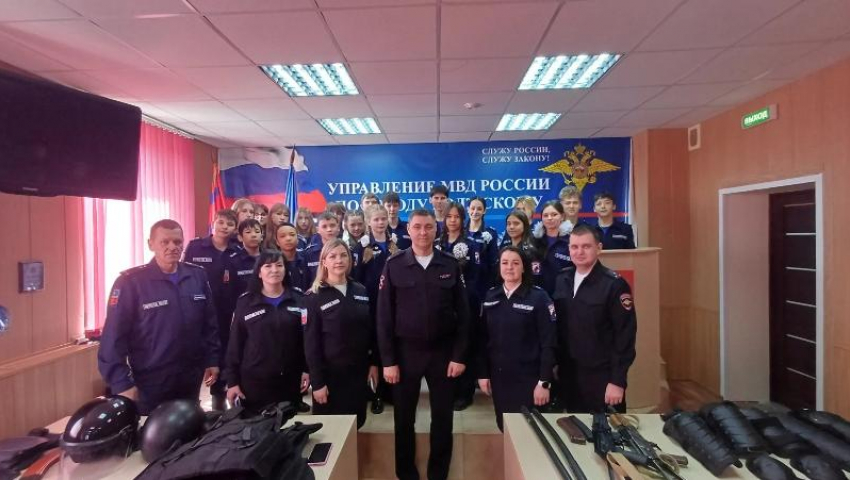 Юные инспекторы поздравили волжскую ГАИ с 90-летием и примерили на себя роль стражей порядка