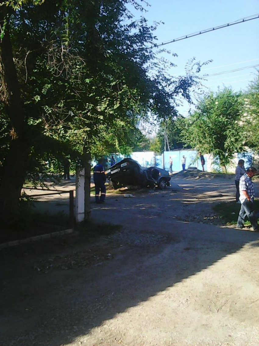 Под Волгоградом ВАЗ протаранил столб: один погиб, трое в больнице 