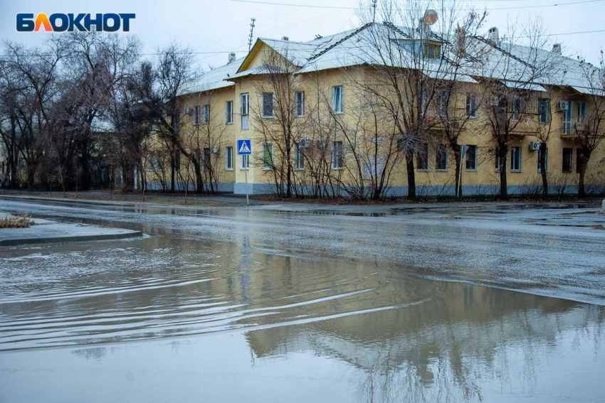 Устраняются последствия ливня: коммунальщики борются с потопом на улицах Волжского