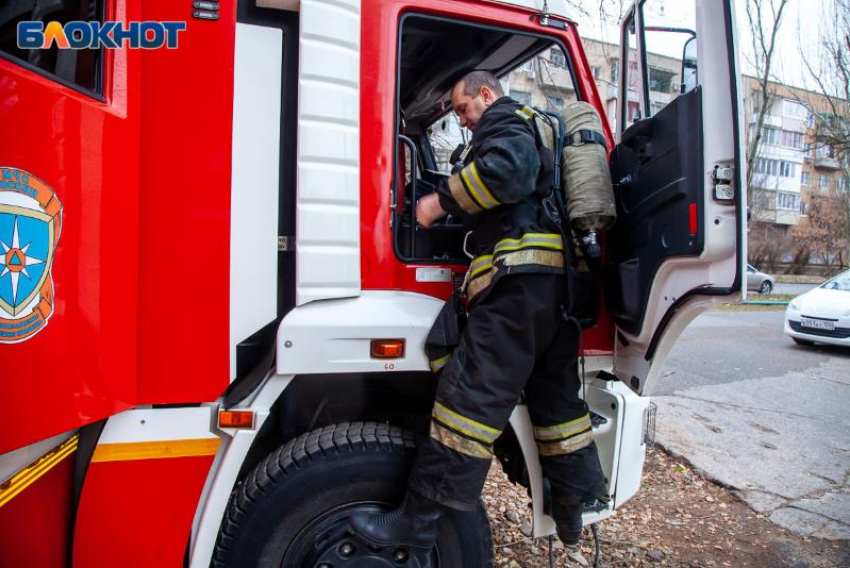 Жилой дом полыхал в СНТ в Волжском: причина пожара