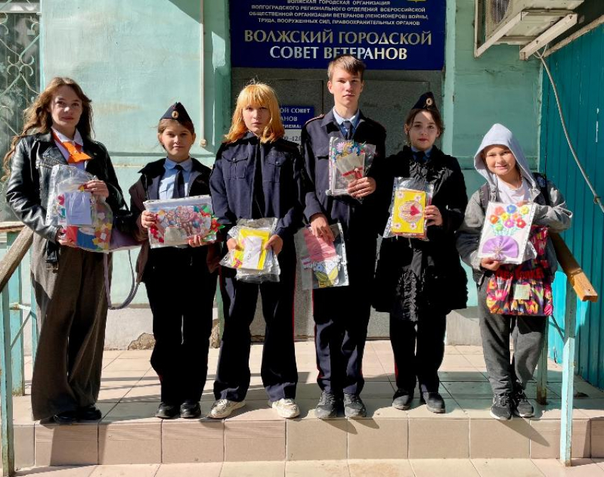 В Волжском школьники поздравили пожилых людей с праздником