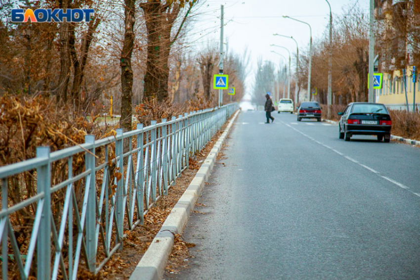 Железные заборы вдоль дорог появятся на улице в Волжском