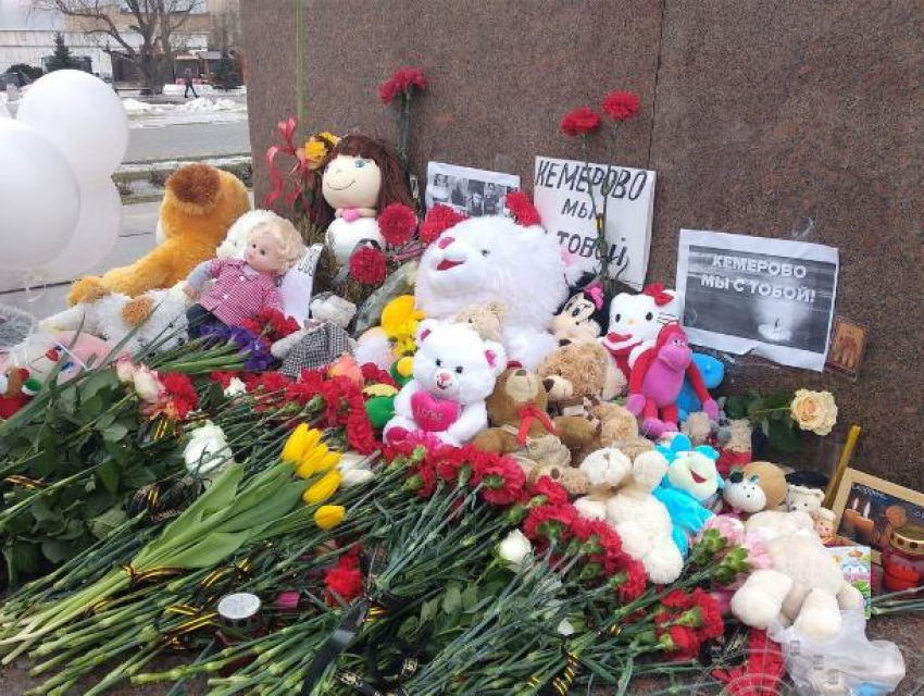 "Кемерово, мы с тобой": волжане продолжают чтить память погибших в жуткой трагедии