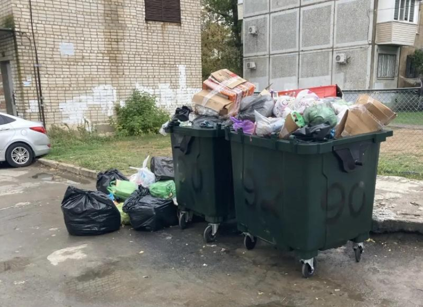 После возгорания во дворе на улице Мира в Волжском заменили мусорные контейнеры