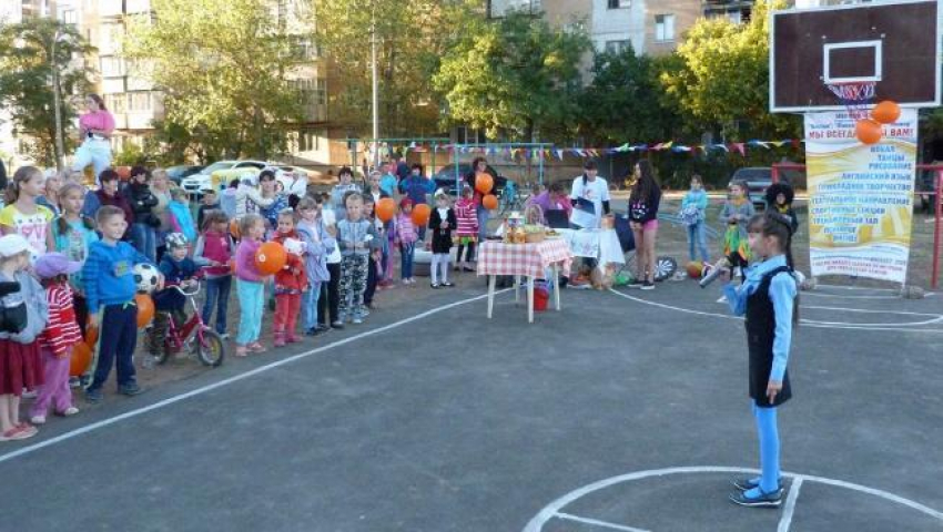 Жители активно благоустраивают дворовую территорию в Краснооктябрьском посёлке Волжского