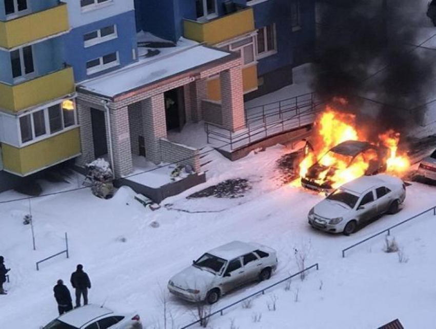В Волжском рано утром по неизвестной причине загорелся Renault Logan