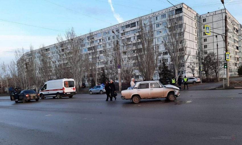 На видео попала страшная авария с пострадавшей на перекрестке в Волжском