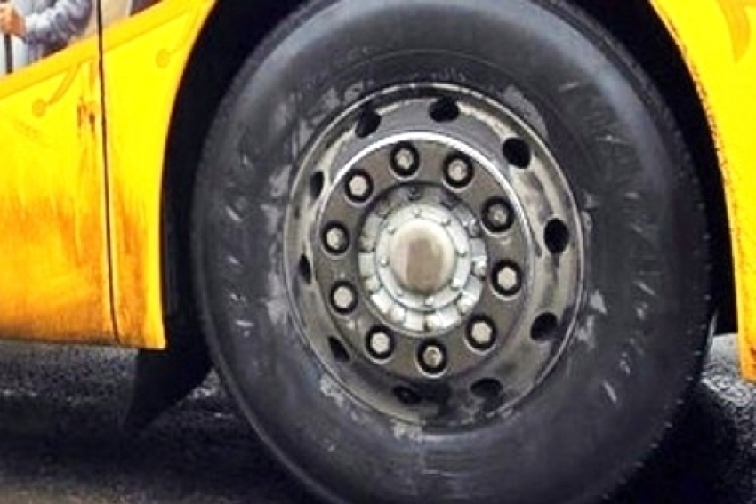 В Волжском упавший под колеса автобуса пенсионер скончался в больнице