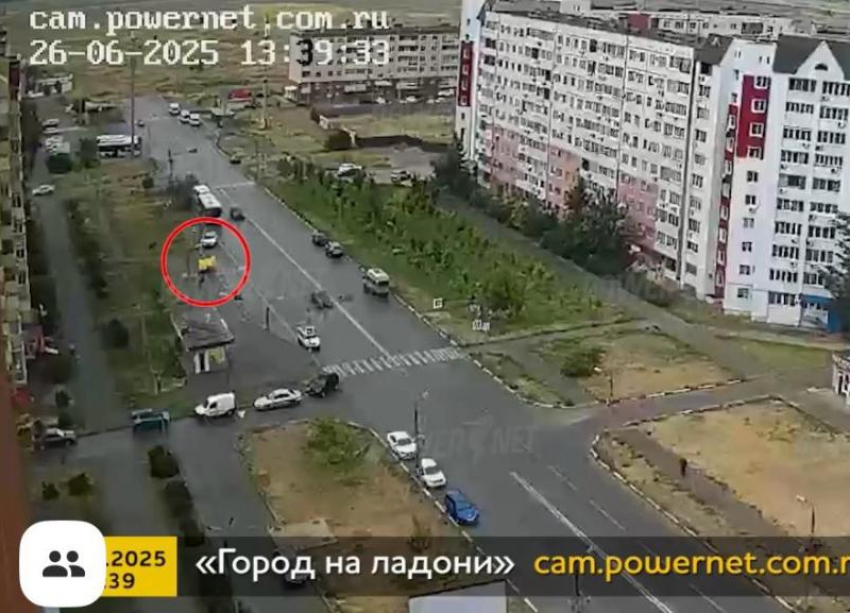 В Волжском сдуло ветром киоск: видео