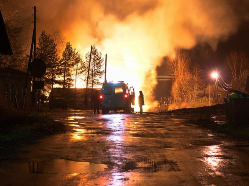 Во время пожара на даче в Волжском пострадали люди