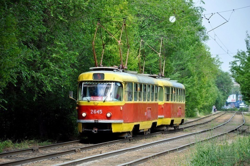 Невнимательная волгоградка угодила под колеса трамвая