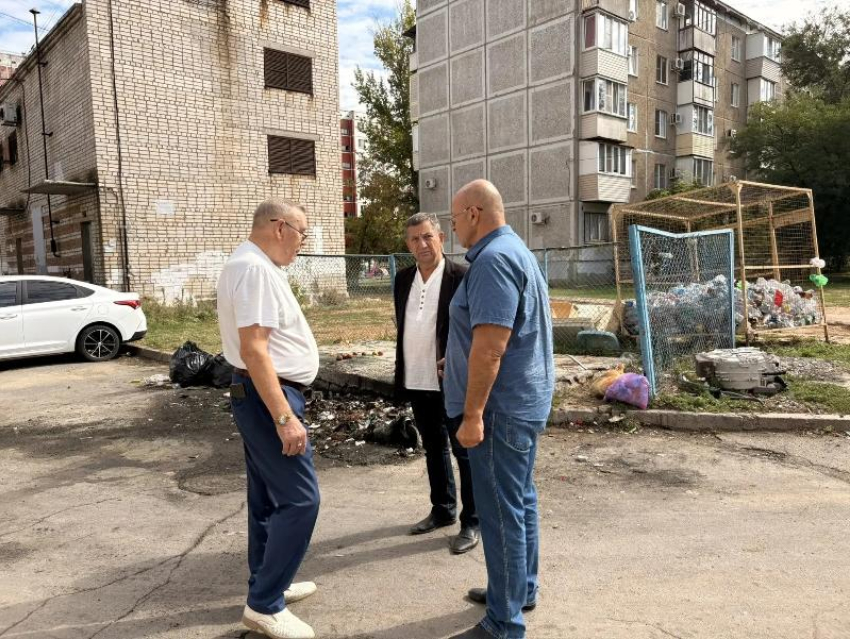В Волжском после пожара мусор продолжают складывать прямо на площадке