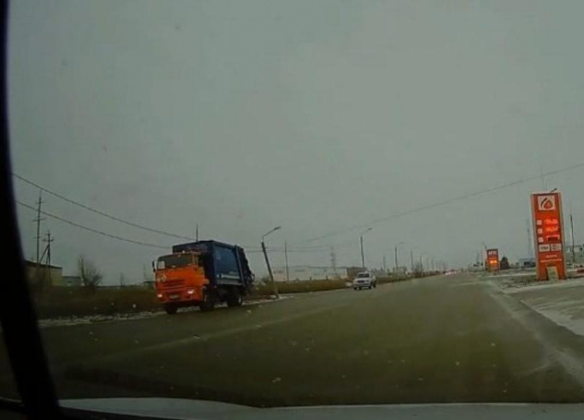 «В Волжском мусоровоз сбил опору освещения и скрылся»: очевидец снял видео