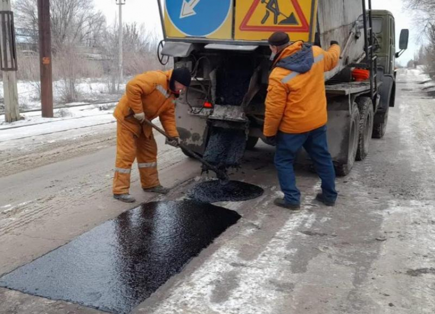Несмотря на погоду в Волжском продолжается ямочный ремонт дорог