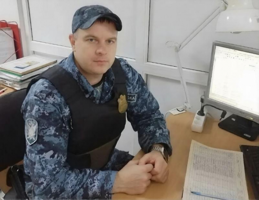 В Волгоградской области судебный пристав в одиночку потушил горящий автомобиль у здания суда