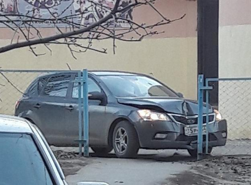 Молодая автоледи на «Киа» в Волжском вписалась в школьную калитку