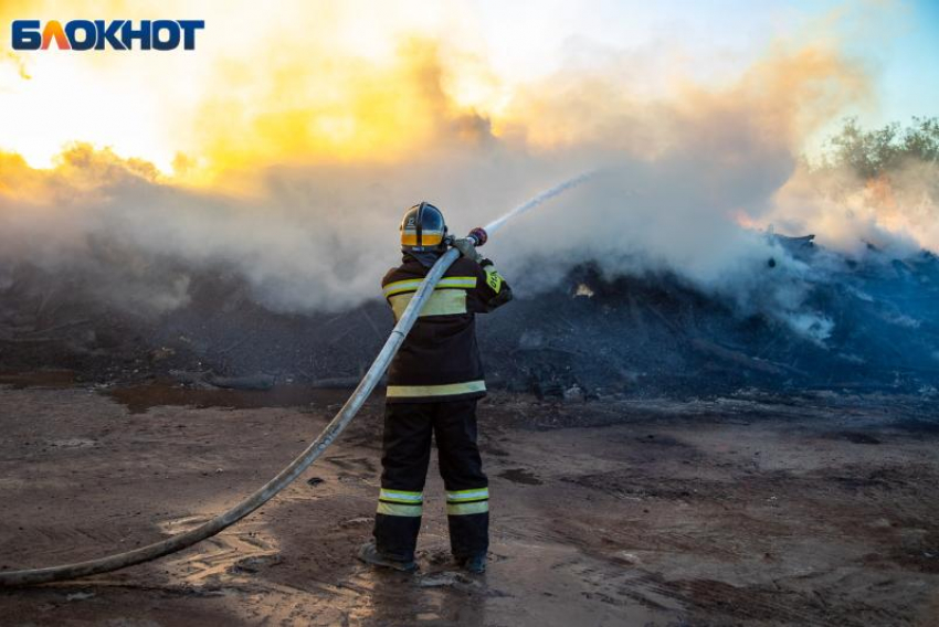 Пламя уничтожило гараж и иномарку: причины пожара в Волжском