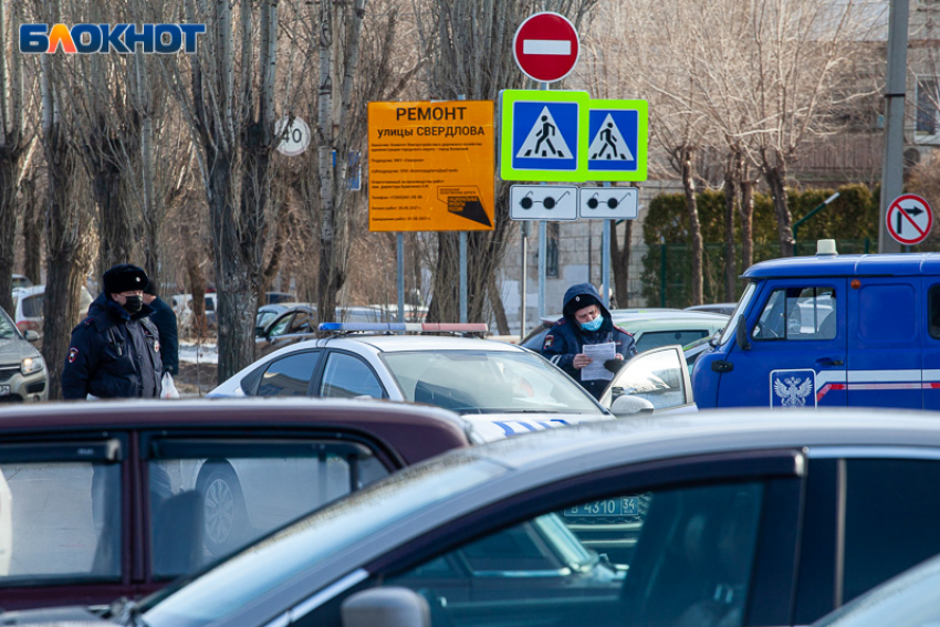 Из-за дерева в Волжском скончался мужчина