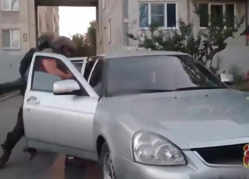 Пятеро волгоградцев задержаны по подозрению в вымогательстве: видео