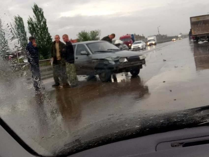 В Волжском водитель «двенашки» устроил массовое ДТП, в котором чуть не погиб ребенок