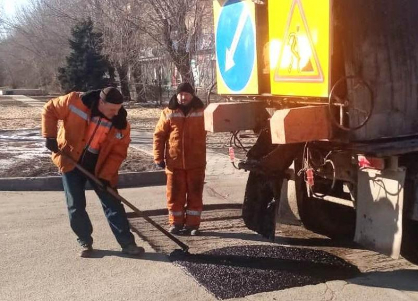 Латают по кусочкам: в Волжском начали ямочный ремонт дорог