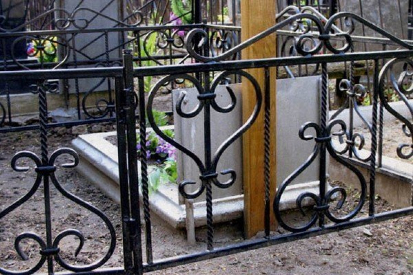В Урюпинске преступники пытались украсть с кладбища памятник
