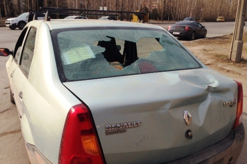 В Волжском хулиганы расстреляли на дороге случайное авто