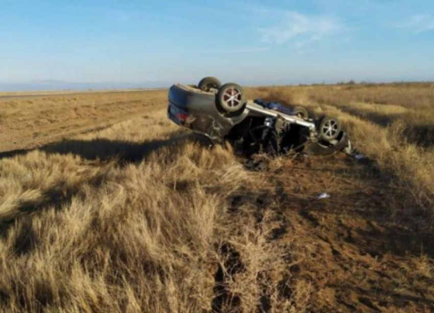 Водитель иномарки скончался после опрокидывания в кювет в Волгоградской области