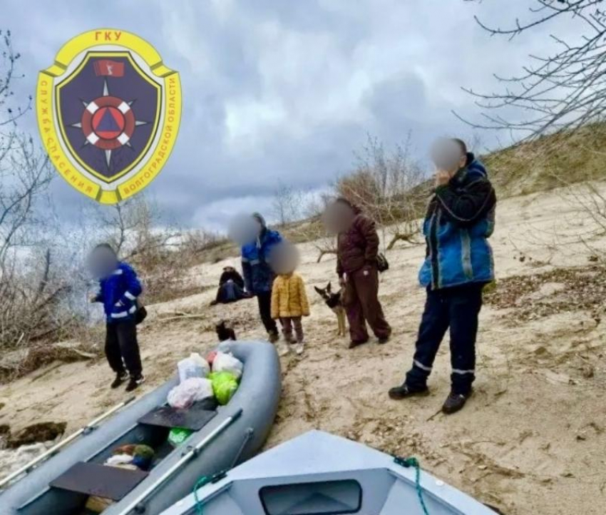Волгоградские спасатели вывезли семью с малышом с острова за минуты до шторма