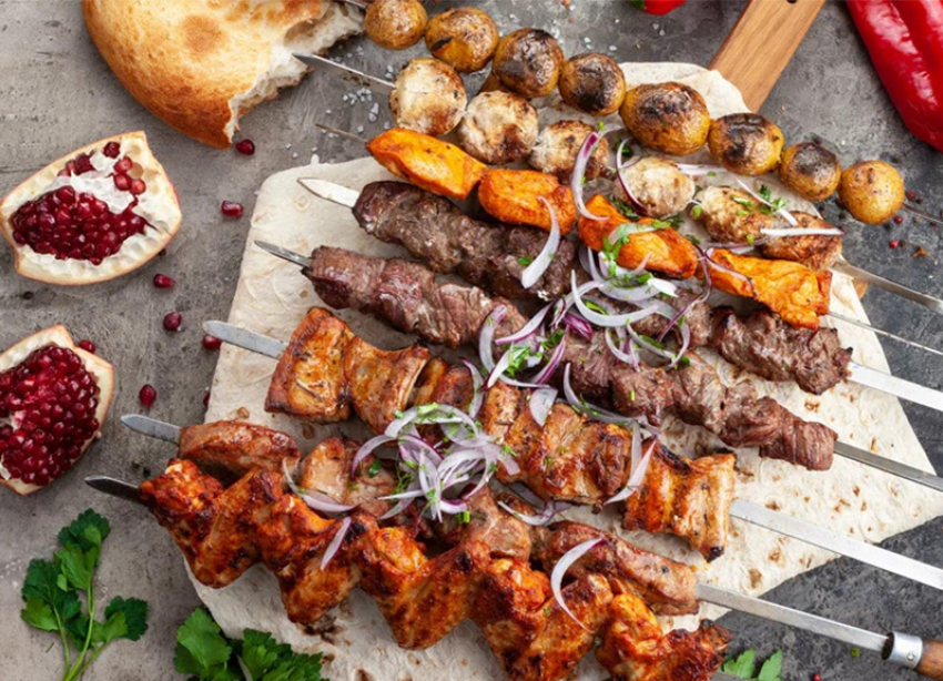 Вкусный шашлык на свежем воздухе или дома: закажите доставку в «Адреналине»