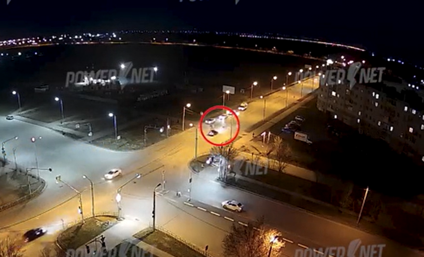 В Волжском автомобиль влетел в толпу школьников: видео