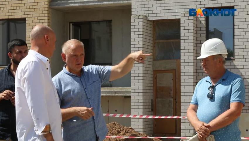 Глава Волжского принял участие в выездном совещании с застройщиком в 37 микрорайоне