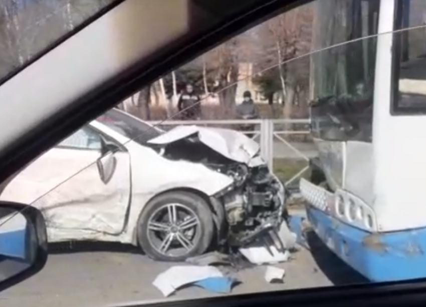 Тройное ДТП с участием иномарок и автобуса попало на видео в Волжском