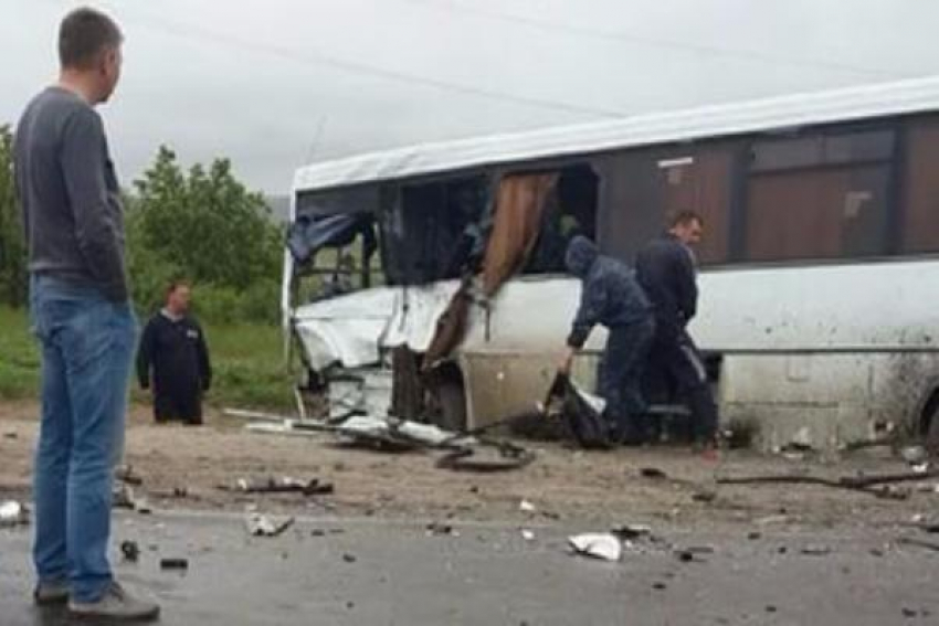Автобус протаранил легковушку в Волжском: пострадала пассажирка
