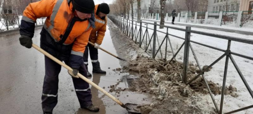 Волжский в снежном плену: коммунальщики борются с наледью