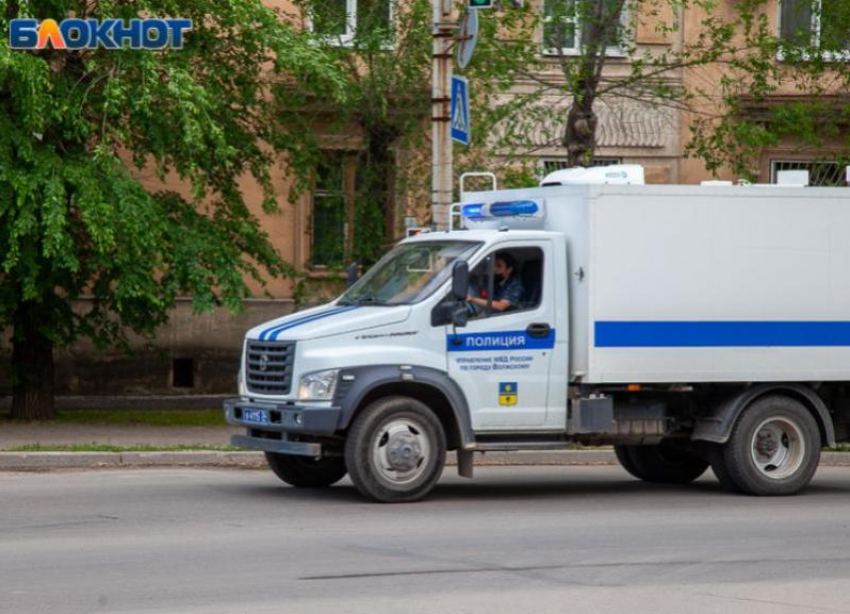 Изрезал канцелярским ножом и забрал телефон: рецидивиста задержали в Волжском