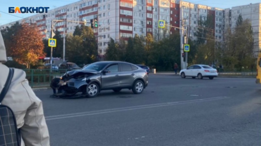 В Волжском на перекрестке в новой части города произошло страшное ДТП: видео