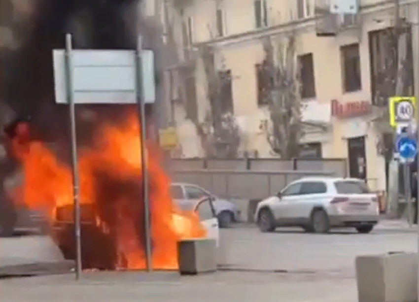 В центре Волгограда на дороге вспыхнуло такси