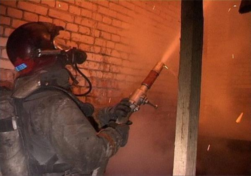 В Среднеахтубинском районе из-за короткого замыкания загорелся дом