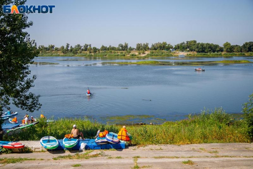 В Волжском активно очищают реку Ахтуба