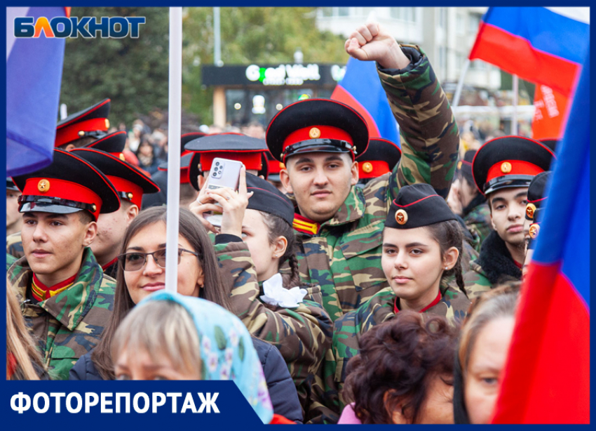 В Волжском прошел патриотический концерт «За наших! За Россию!»: фото