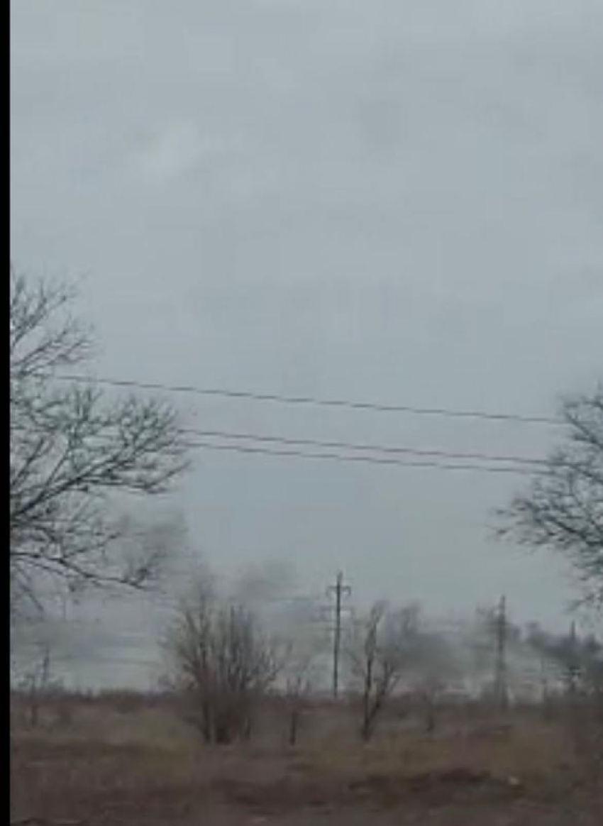 «Черный дым шпарит»: возгорание в Волжском попало на видео