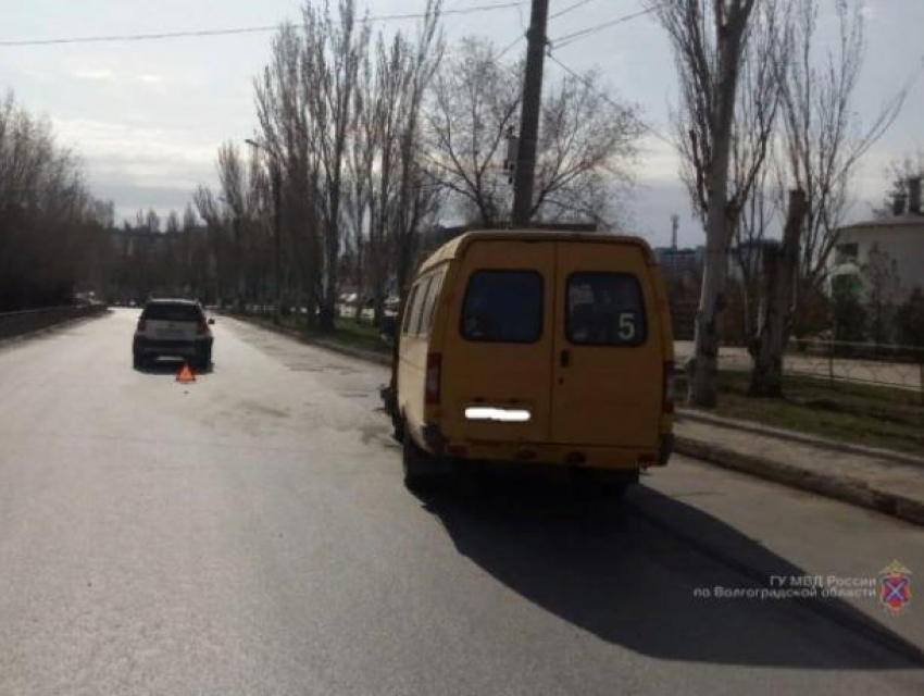 В результате аварии в Волжском пассажирка маршрутки оказалась в больнице